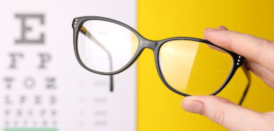 Une monture de lunettes de vue devant un tableau de contrôle visuel